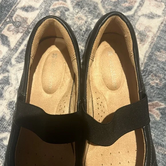 Naturalizer Black Leather Loafers with Elastic Band - Picture 3 of 16